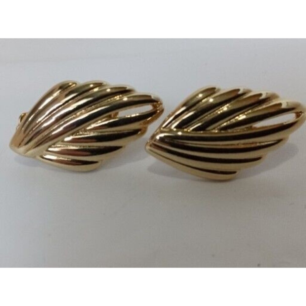 VINTAGE UNSIGNED SHINY GOLD TONE SWIRL CLIP ON EARRINGS 1 INCH